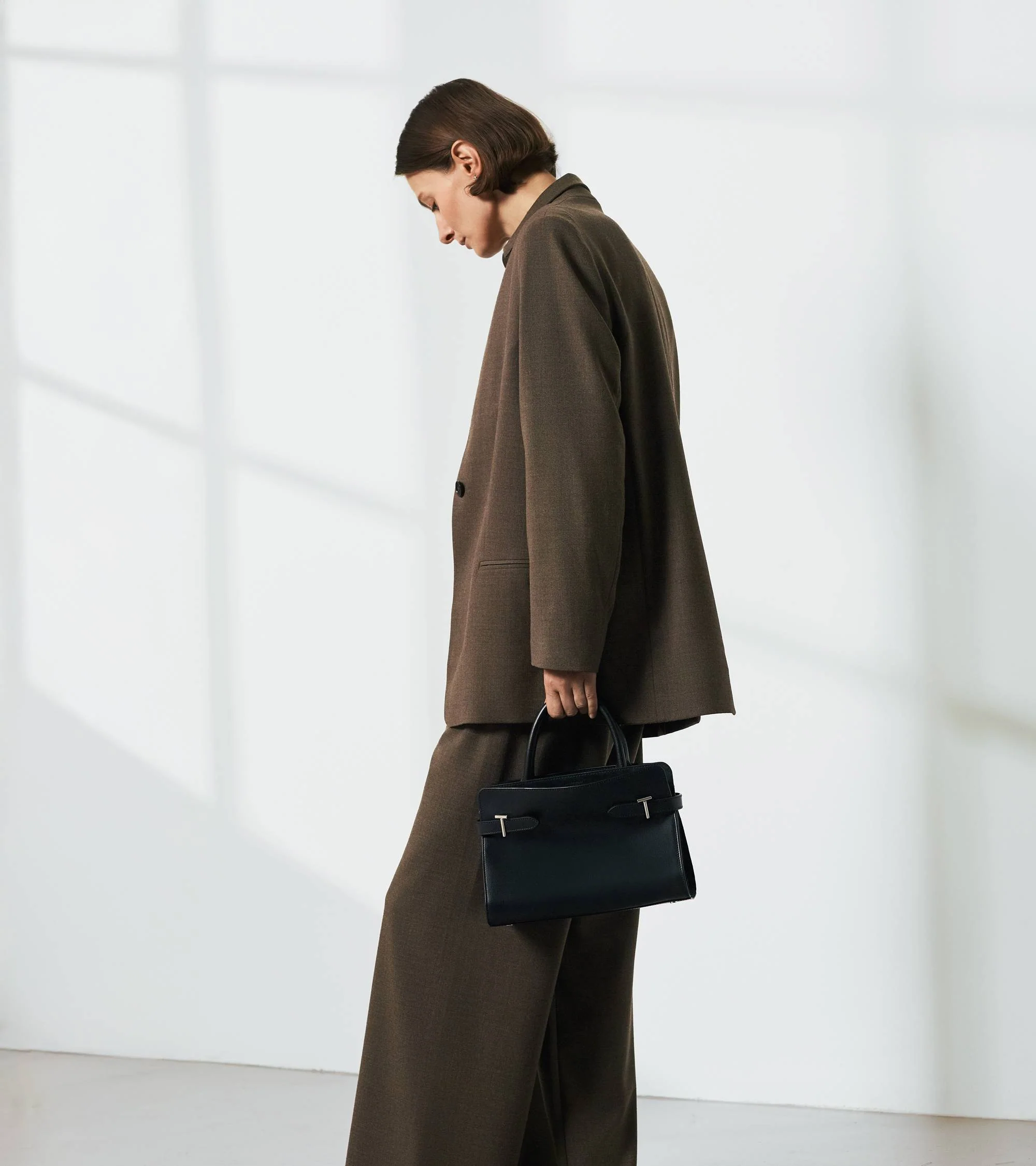 Sac à main moyen modèle Emie en cuir lisse et nubuck - Image 2