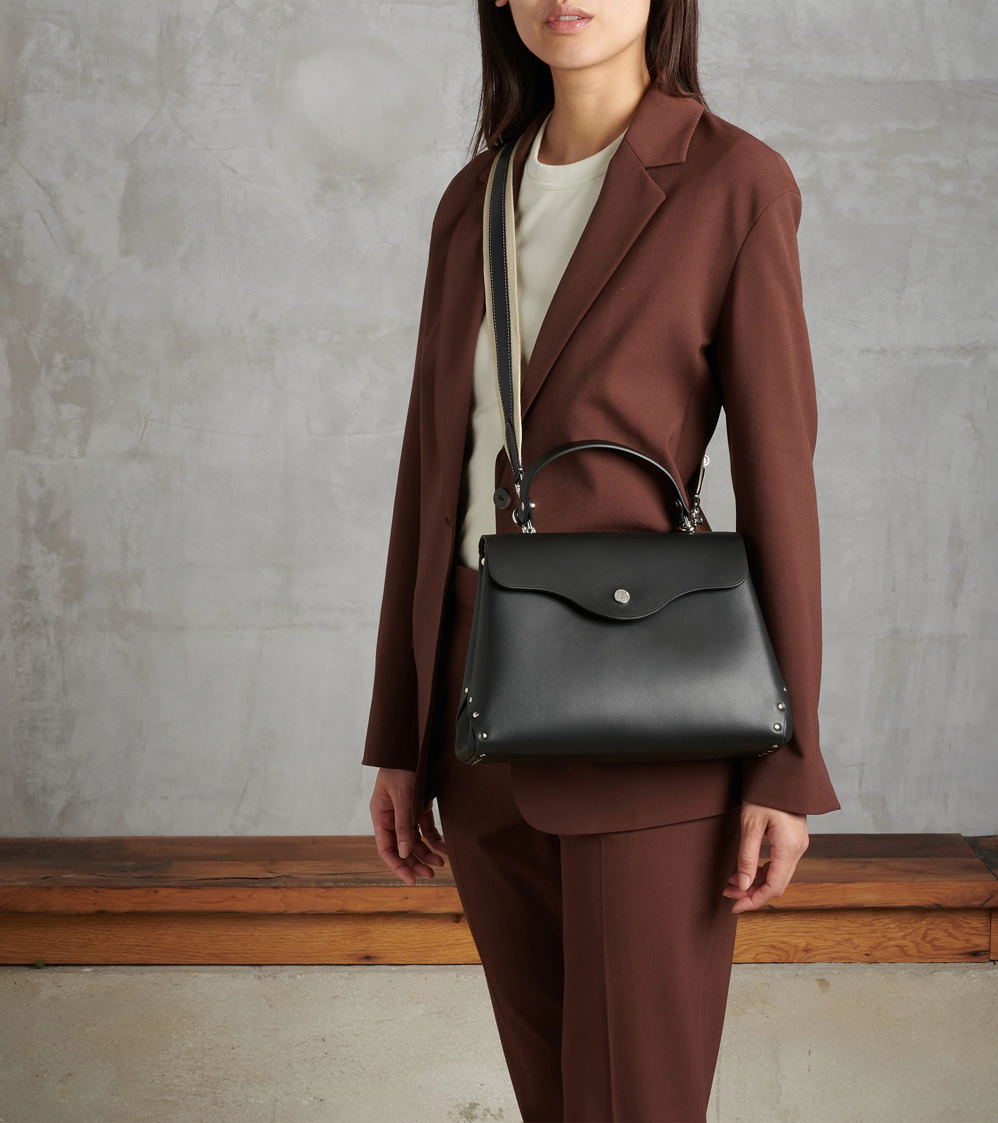 Sac à main moyen modèle Sans Couture en cuir lisse - Image 2