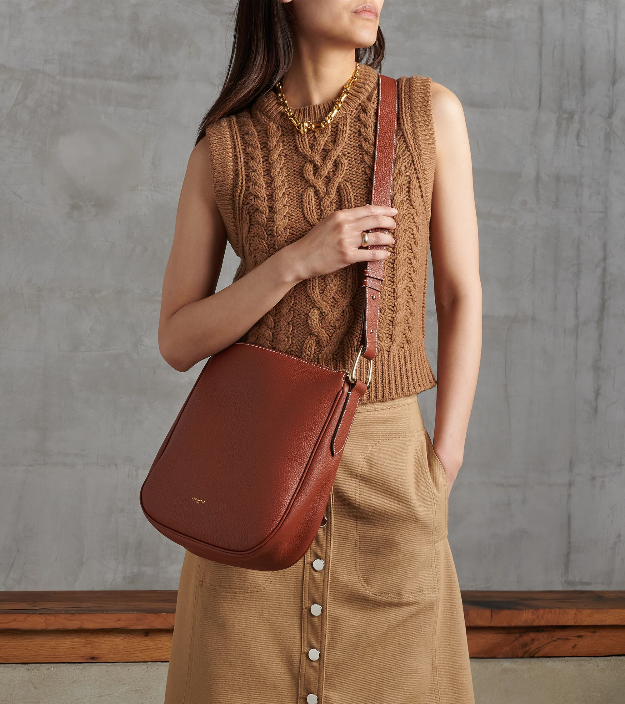 Sac hobo moyen modèle Madeleine en cuir de taurillon grainé - Image 7