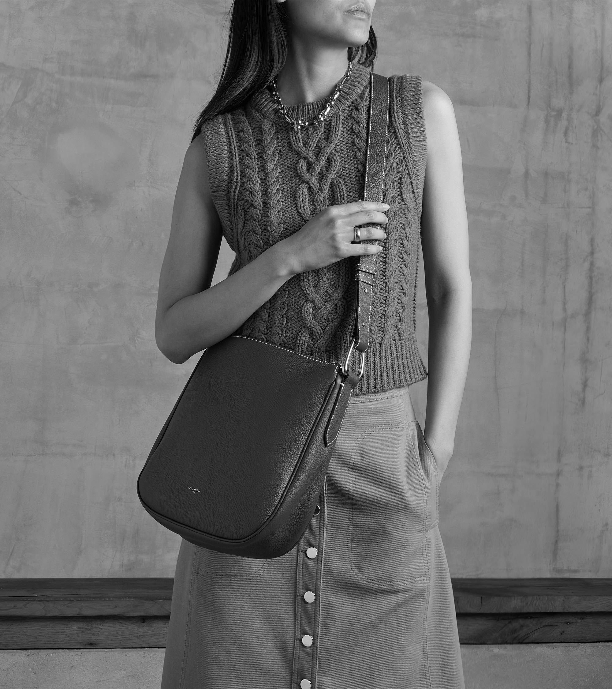Sac hobo moyen modèle Madeleine en cuir de taurillon grainé - Image 7